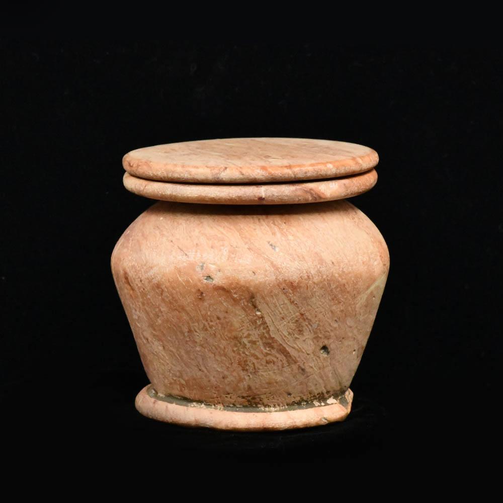 Ein ägyptisches Kosmetikgefäß mit Deckel, Mittleres Reich, ca. 2030–1640 v. Chr.