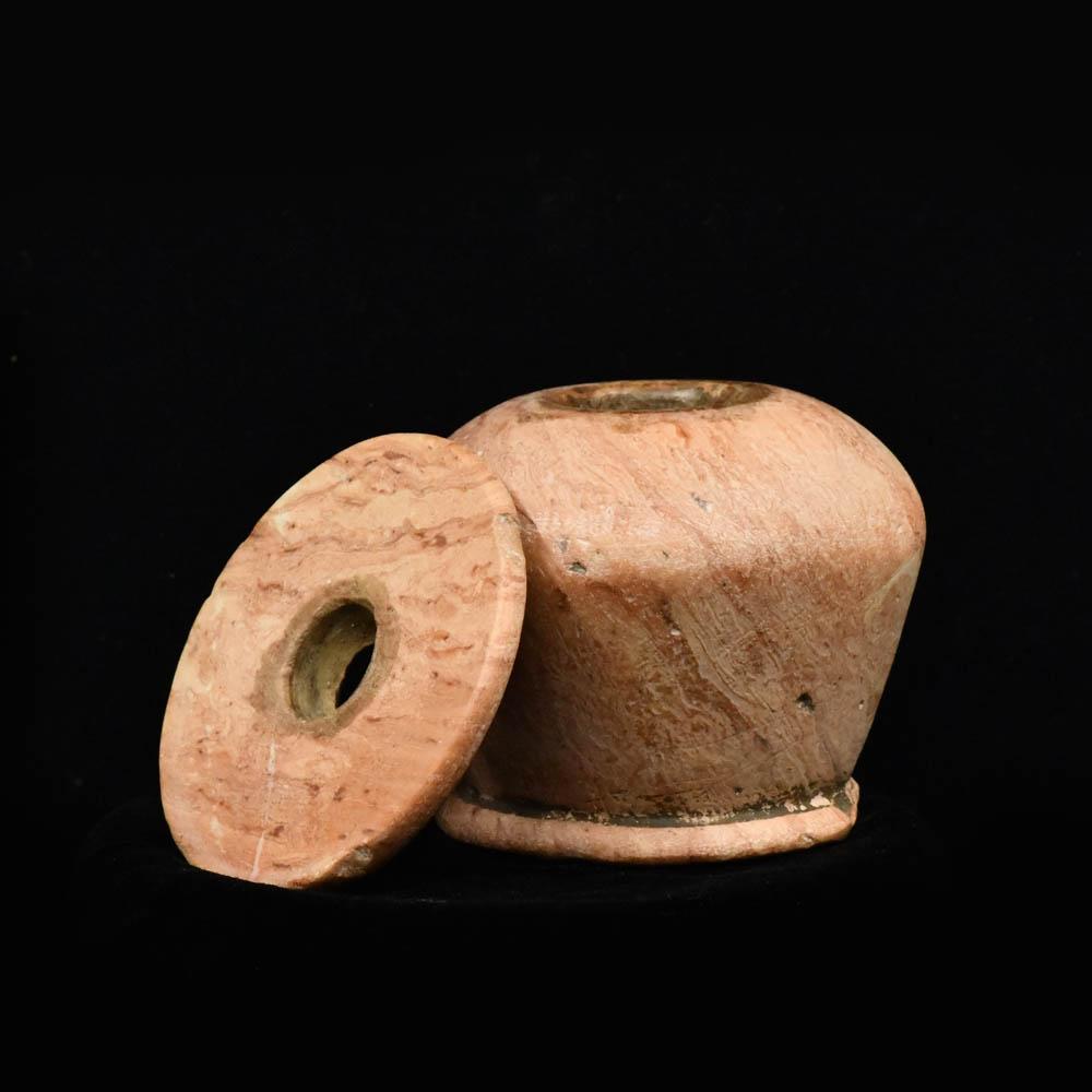 Ein ägyptisches Kosmetikgefäß mit Deckel, Mittleres Reich, ca. 2030–1640 v. Chr.