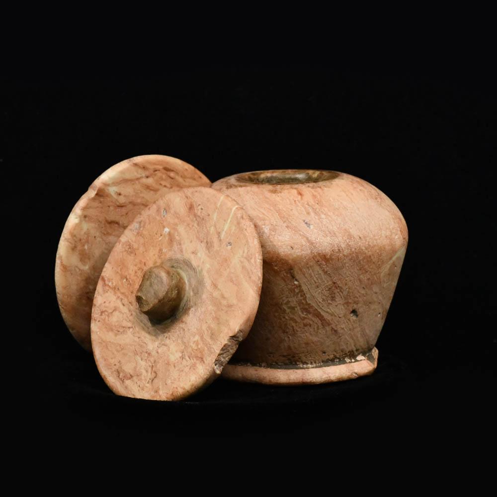 Ein ägyptisches Kosmetikgefäß mit Deckel, Mittleres Reich, ca. 2030–1640 v. Chr.