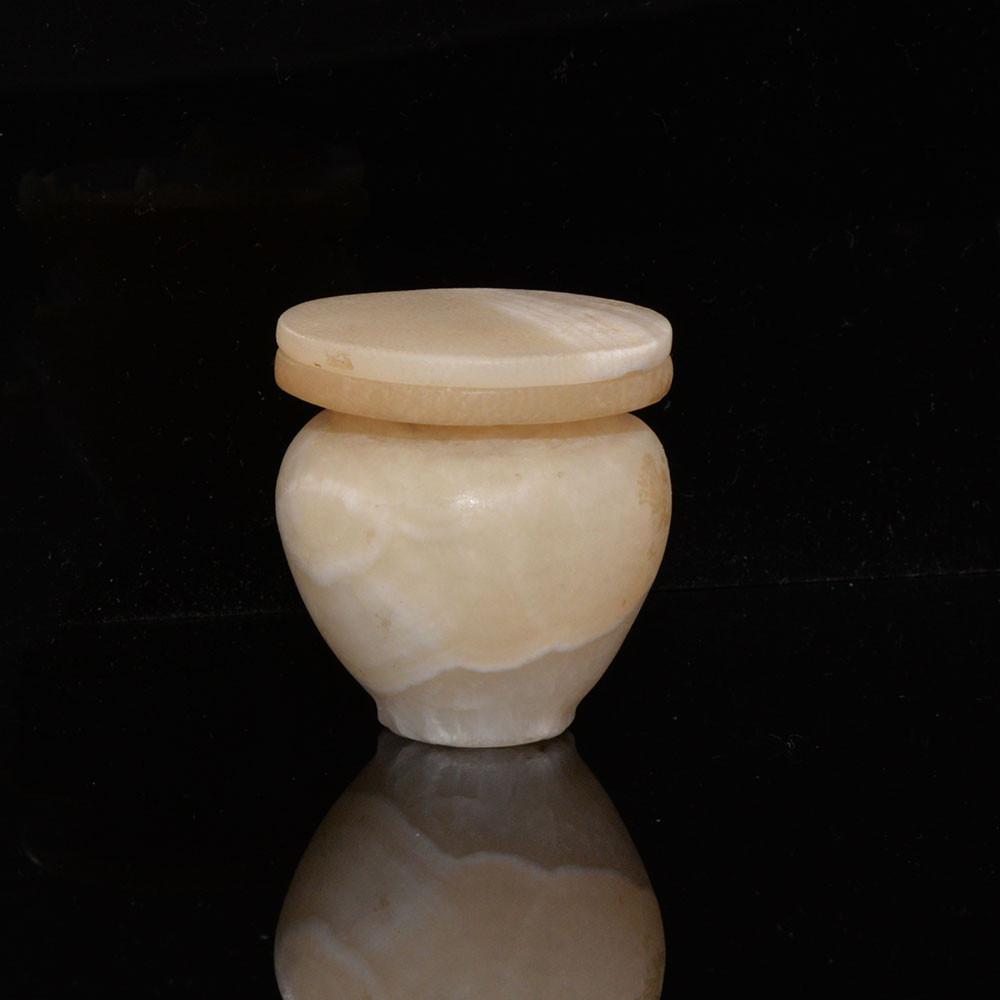 Ein ägyptisches Kosmetikgefäß aus Alabaster mit Deckel, Mittleres Reich, ca. 2040–1786 v. Chr.