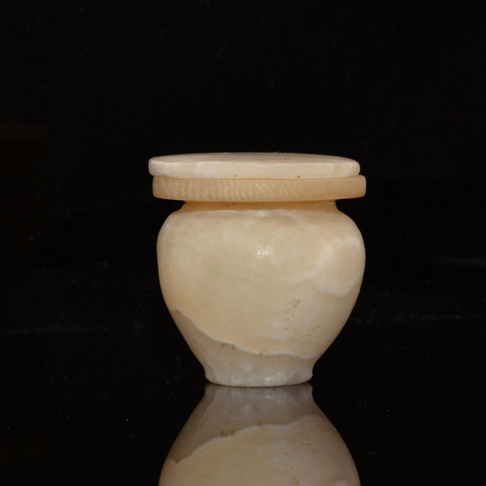 Ein ägyptisches Kosmetikgefäß aus Alabaster mit Deckel, Mittleres Reich, ca. 2040–1786 v. Chr.