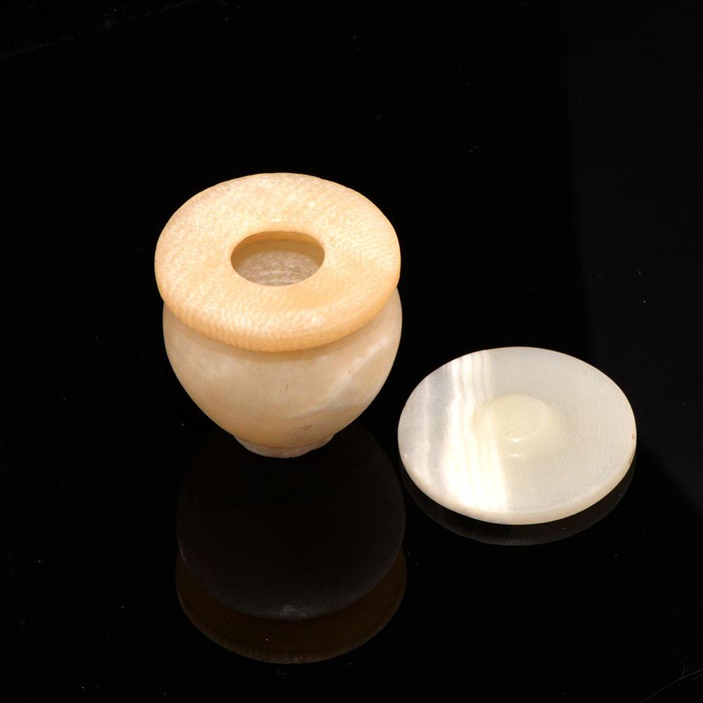 Ein ägyptisches Kosmetikgefäß aus Alabaster mit Deckel, Mittleres Reich, ca. 2040–1786 v. Chr.