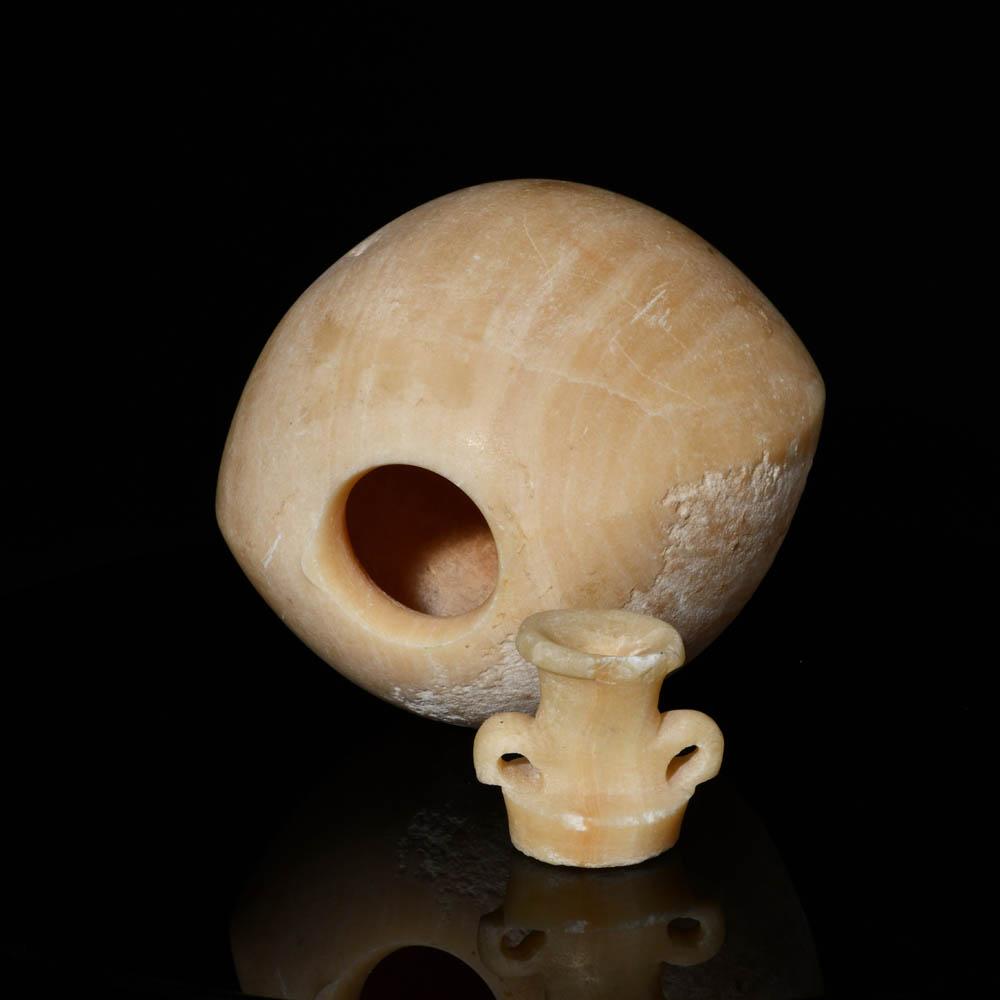 ایک مصری الاباسٹرون جس میں ایک علیحدہ ڑککن ہے ، دیر سے - ٹولیمیک پیریڈ ، سی اے۔ 664 - 30 قبل مسیح