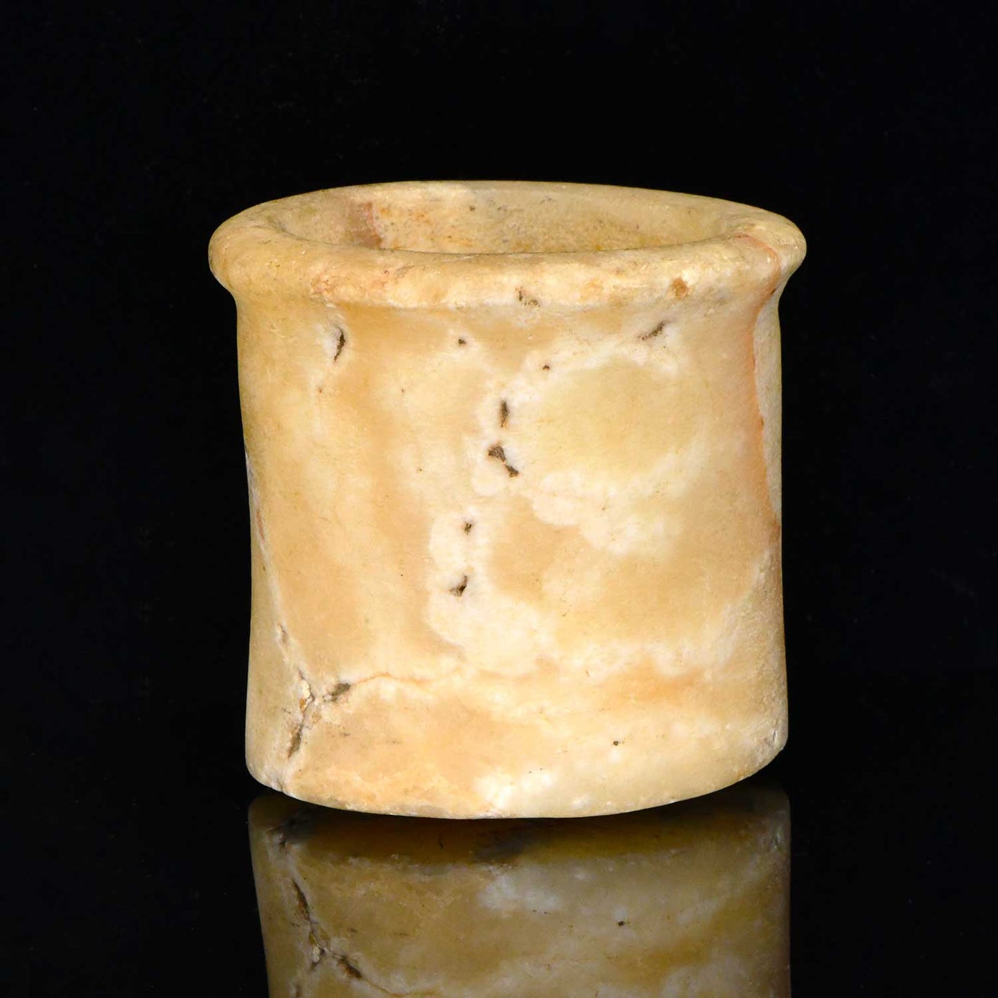 Ein veröffentlichtes ägyptisches Alabastergefäß, Altes Reich, ca. 2575 - 2134 v. Chr.