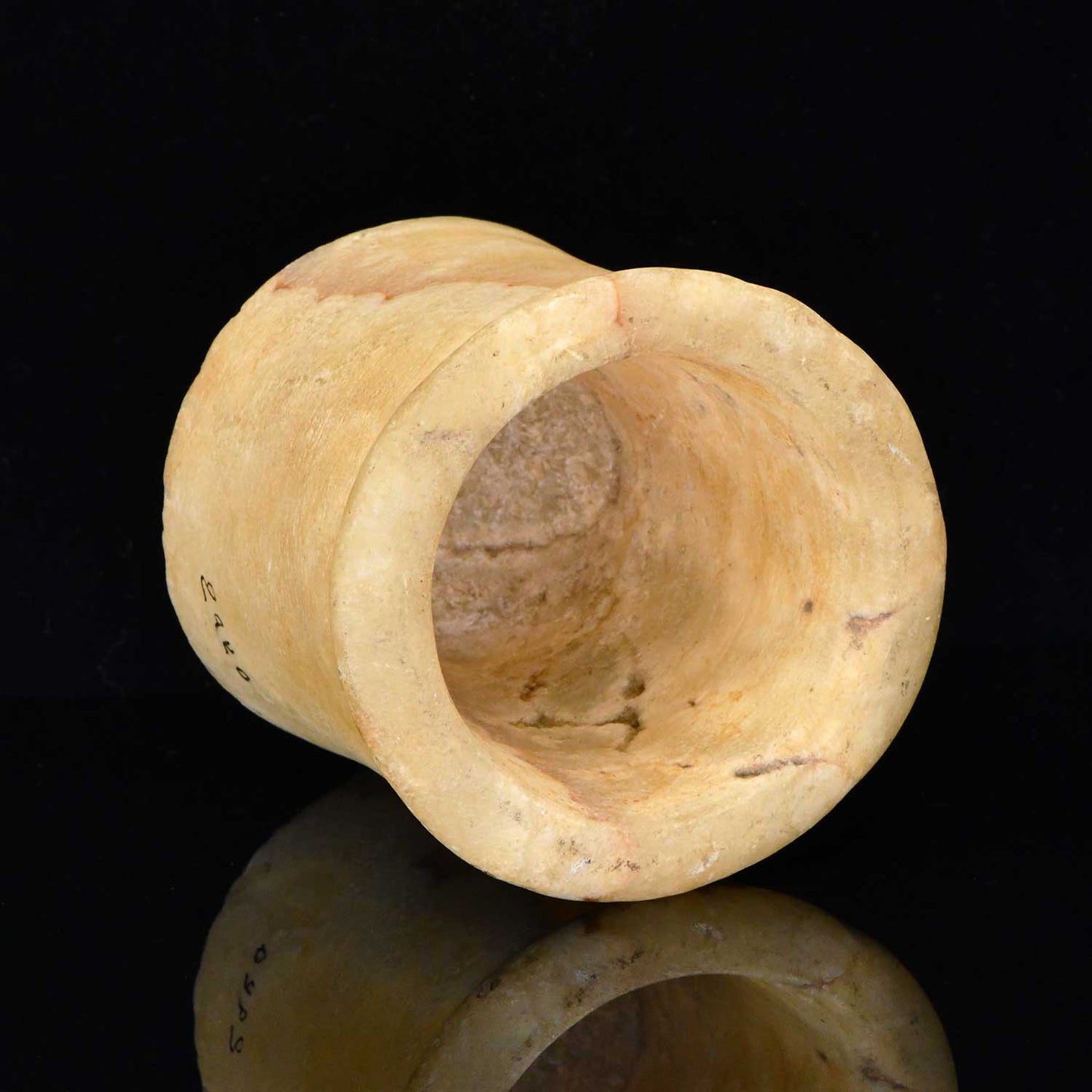 Ein veröffentlichtes ägyptisches Alabastergefäß, Altes Reich, ca. 2575 - 2134 v. Chr.