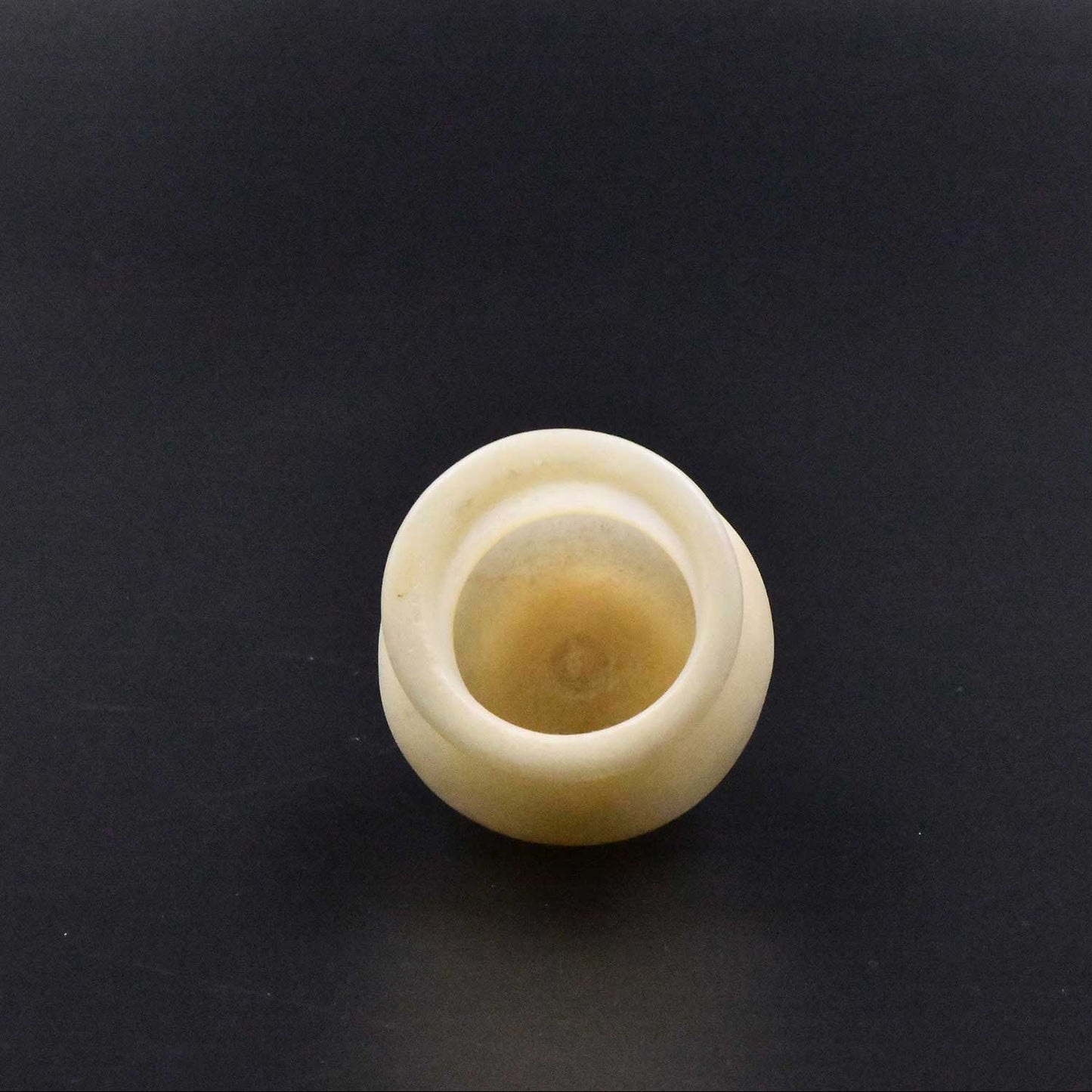 Ein außergewöhnliches ägyptisches Alabastergefäß, 18. Dynastie, Zeit der Hatschepsut, ca. 1492–1425 v. Chr.