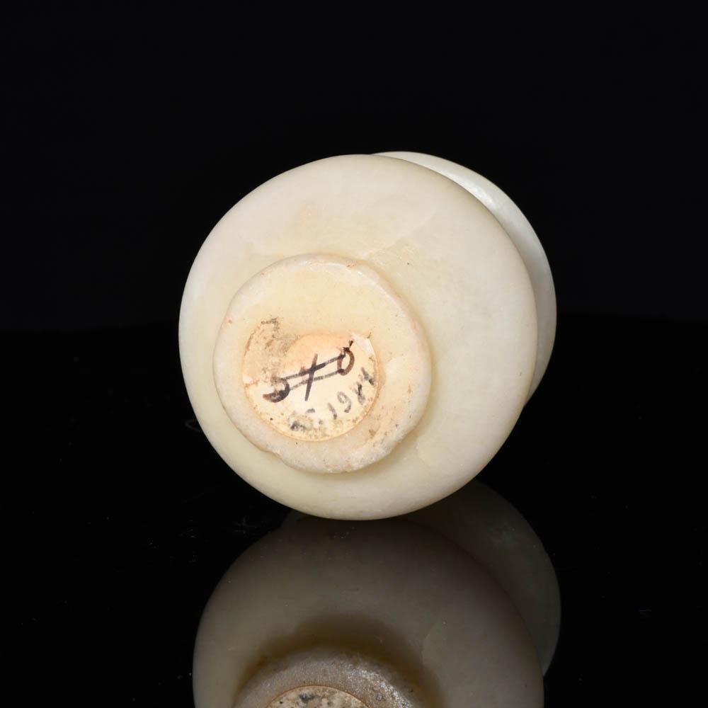 Ein außergewöhnliches ägyptisches Alabastergefäß, 18. Dynastie, Zeit der Hatschepsut, ca. 1492–1425 v. Chr.