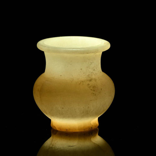 Ein außergewöhnliches ägyptisches Alabastergefäß, 18. Dynastie, Zeit der Hatschepsut, ca. 1492–1425 v. Chr.