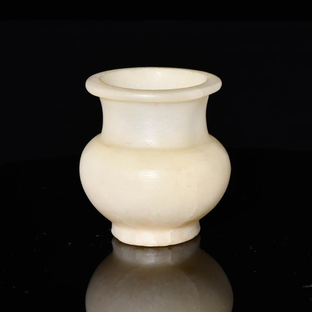 Ein außergewöhnliches ägyptisches Alabastergefäß, 18. Dynastie, Zeit der Hatschepsut, ca. 1492–1425 v. Chr.