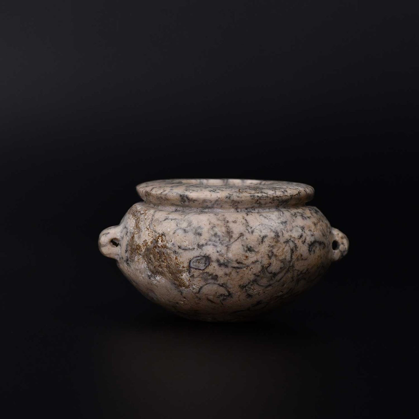 Ein ägyptisches prädynastisches Gneisgefäß, ca. 3600 - 3300 v. Chr.