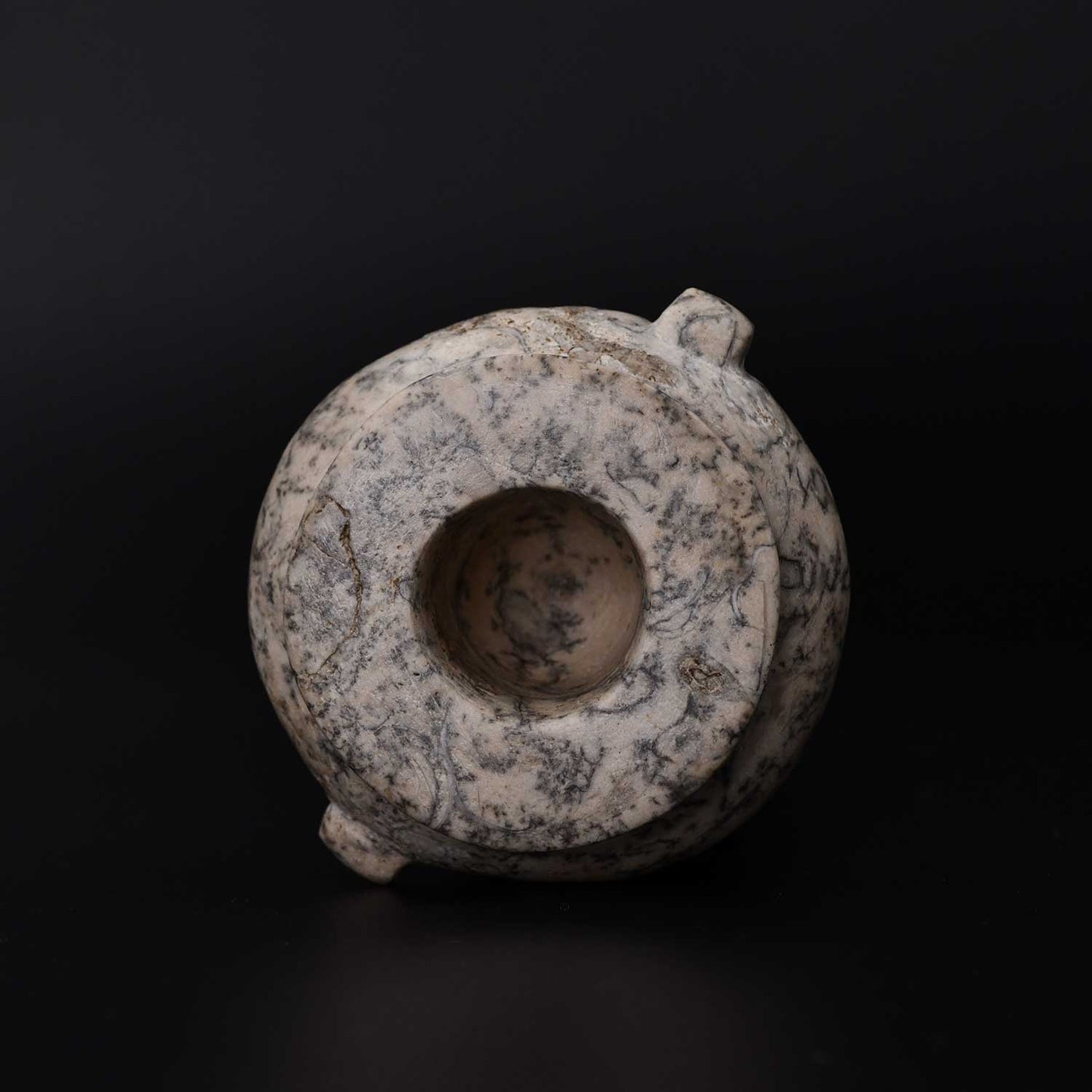 Ein ägyptisches prädynastisches Gneisgefäß, ca. 3600 - 3300 v. Chr.