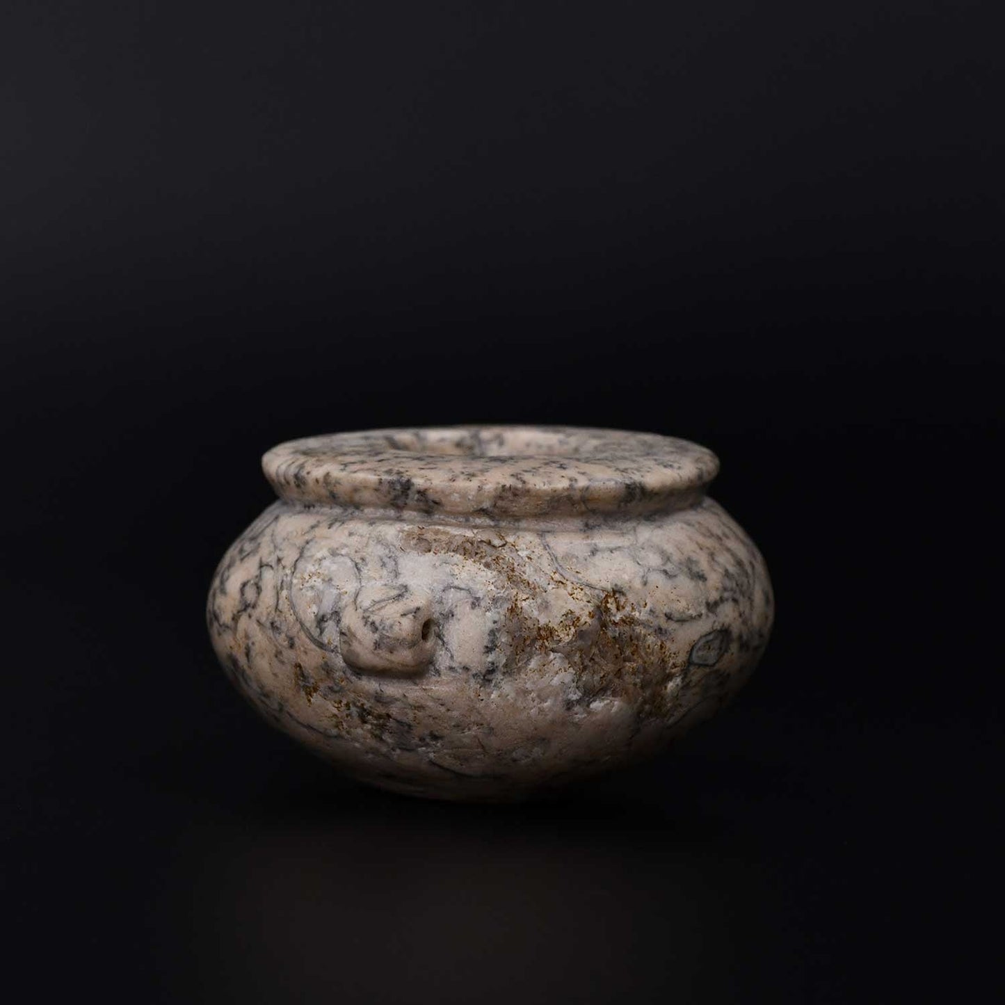 Ein ägyptisches prädynastisches Gneisgefäß, ca. 3600 - 3300 v. Chr.