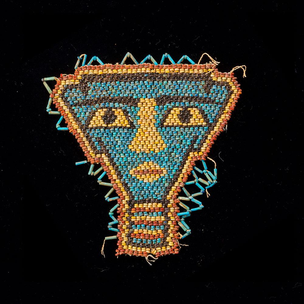 Eine ägyptische Mumienmaske aus Perlenstickerei, Spätzeit, ca. 664 - 332 v. Chr.