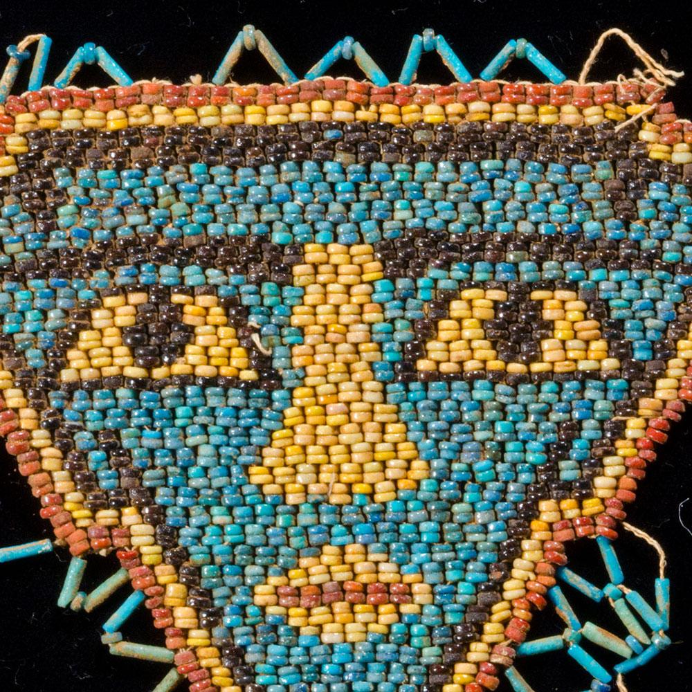 Eine ägyptische Mumienmaske aus Perlenstickerei, Spätzeit, ca. 664 - 332 v. Chr.