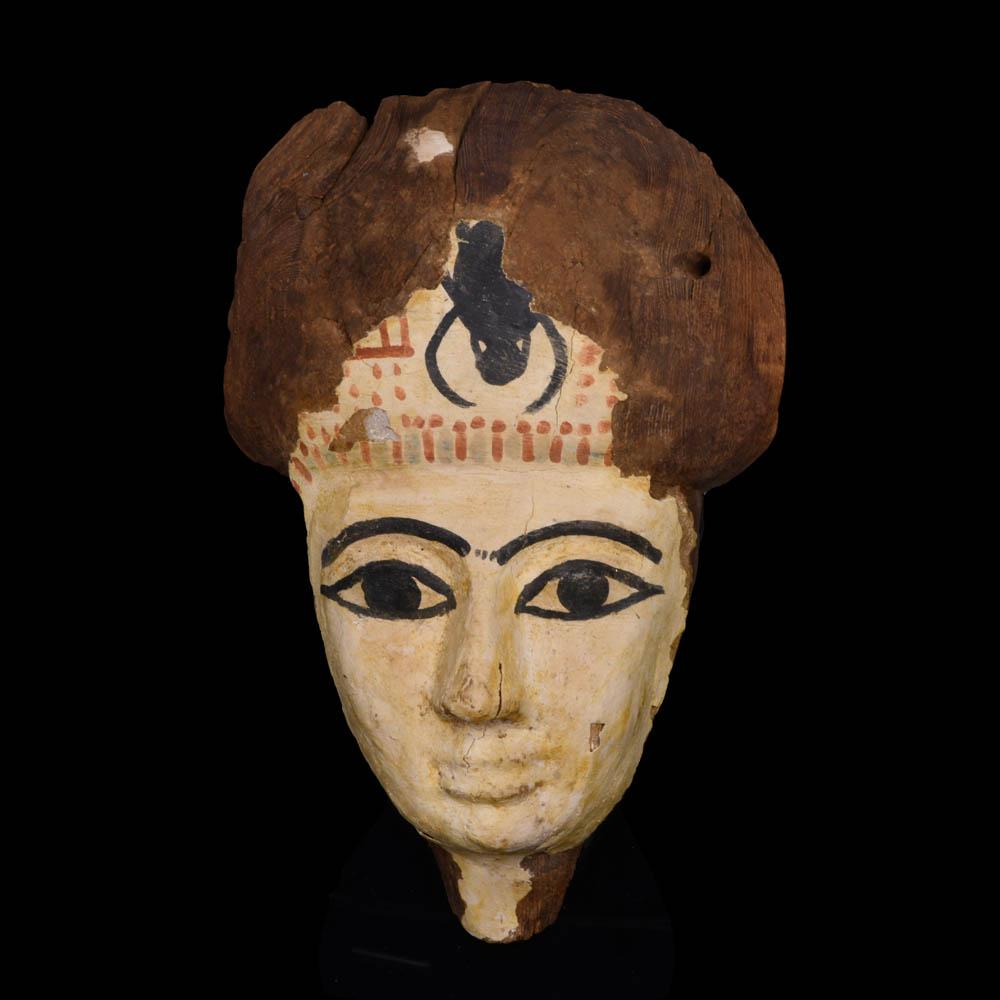 Eine ägyptische Mumienmaske aus Holz, 21. Dynastie, ca. 1069 - 945 v. Chr.