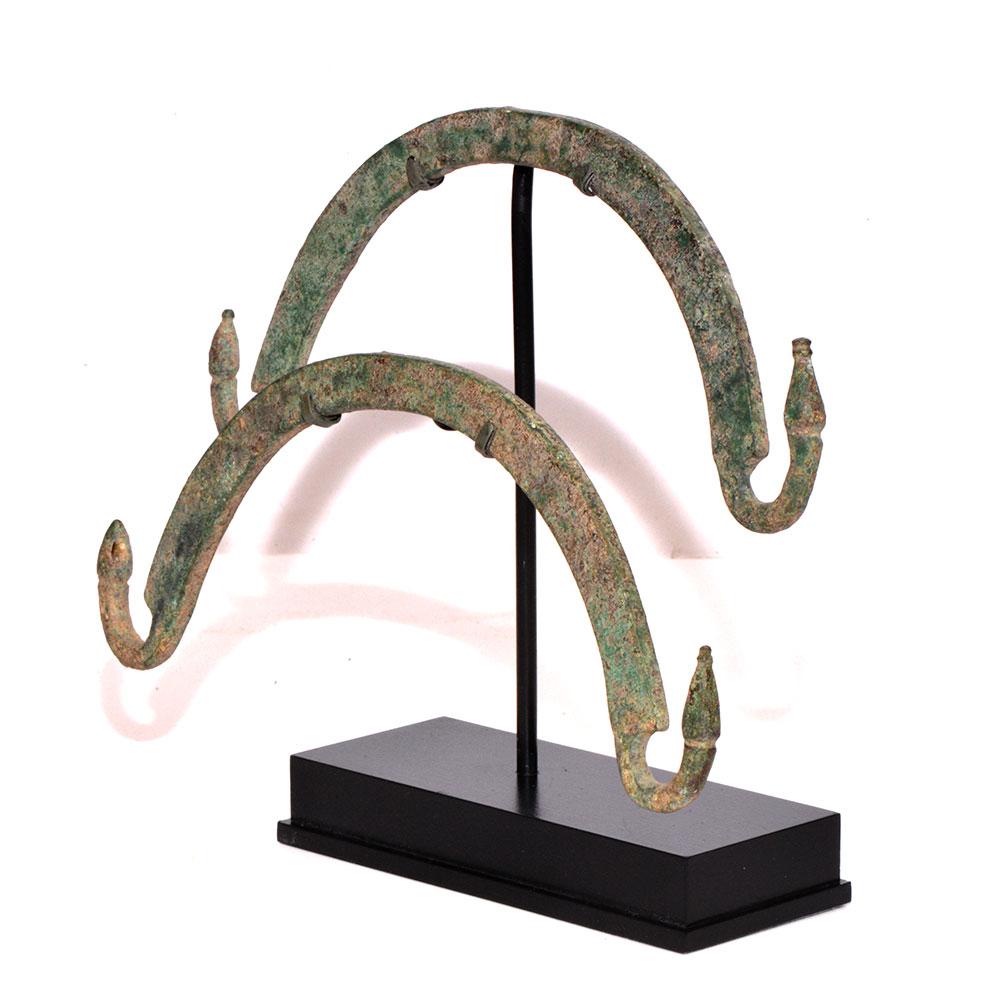 Ein Paar etruskische Situlagriffe aus Bronze, ca. 4. Jahrhundert v. Chr.