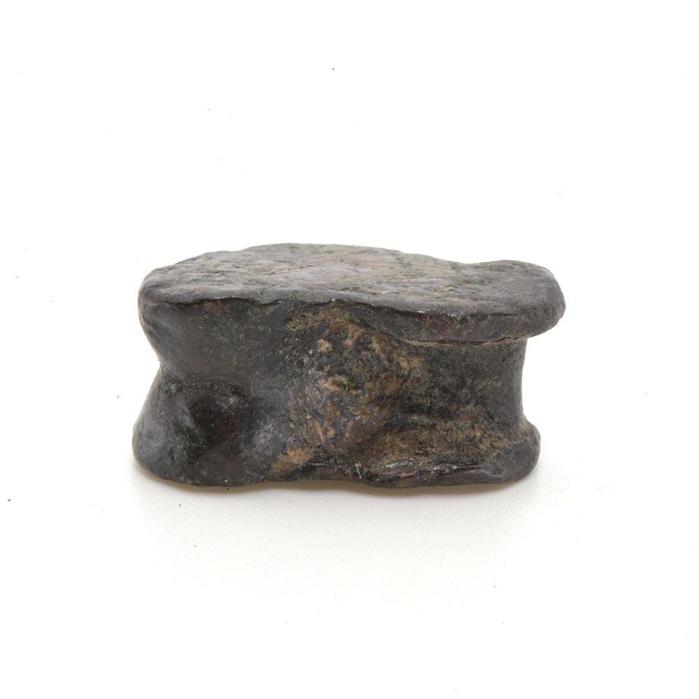 Eine griechische Spielfigur aus Bronze mit Astragalus (Achsschenkel), hellenistische Periode, ca. 4. - 2. Jahrhundert v. Chr.