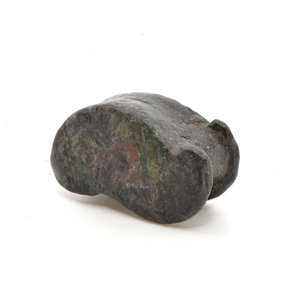 Eine griechische Spielfigur aus Bronze mit Astragalus (Achsschenkel), hellenistische Periode, ca. 4. - 2. Jahrhundert v. Chr.