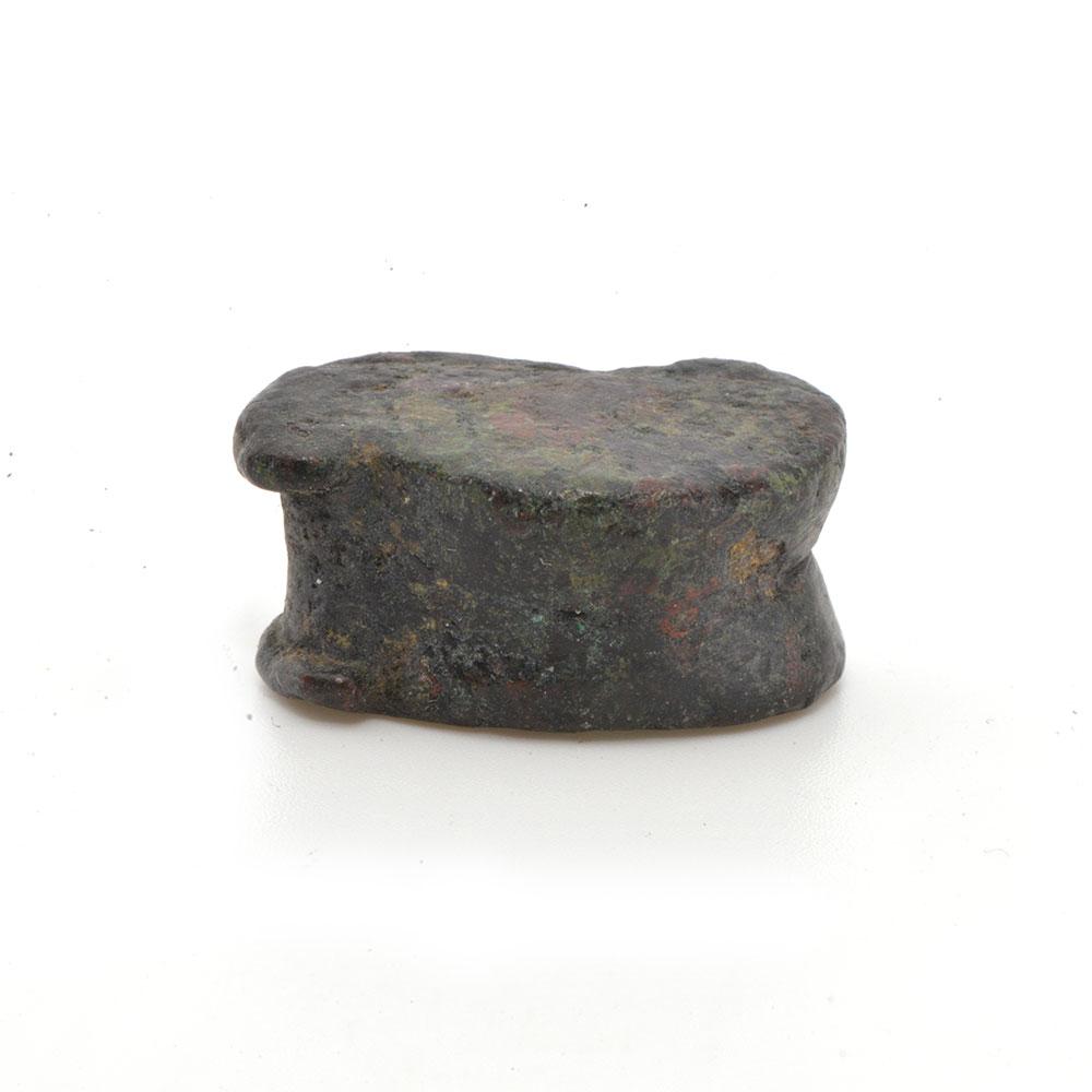 Eine griechische Spielfigur aus Bronze mit Astragalus (Achsschenkel), hellenistische Periode, ca. 4. - 2. Jahrhundert v. Chr.