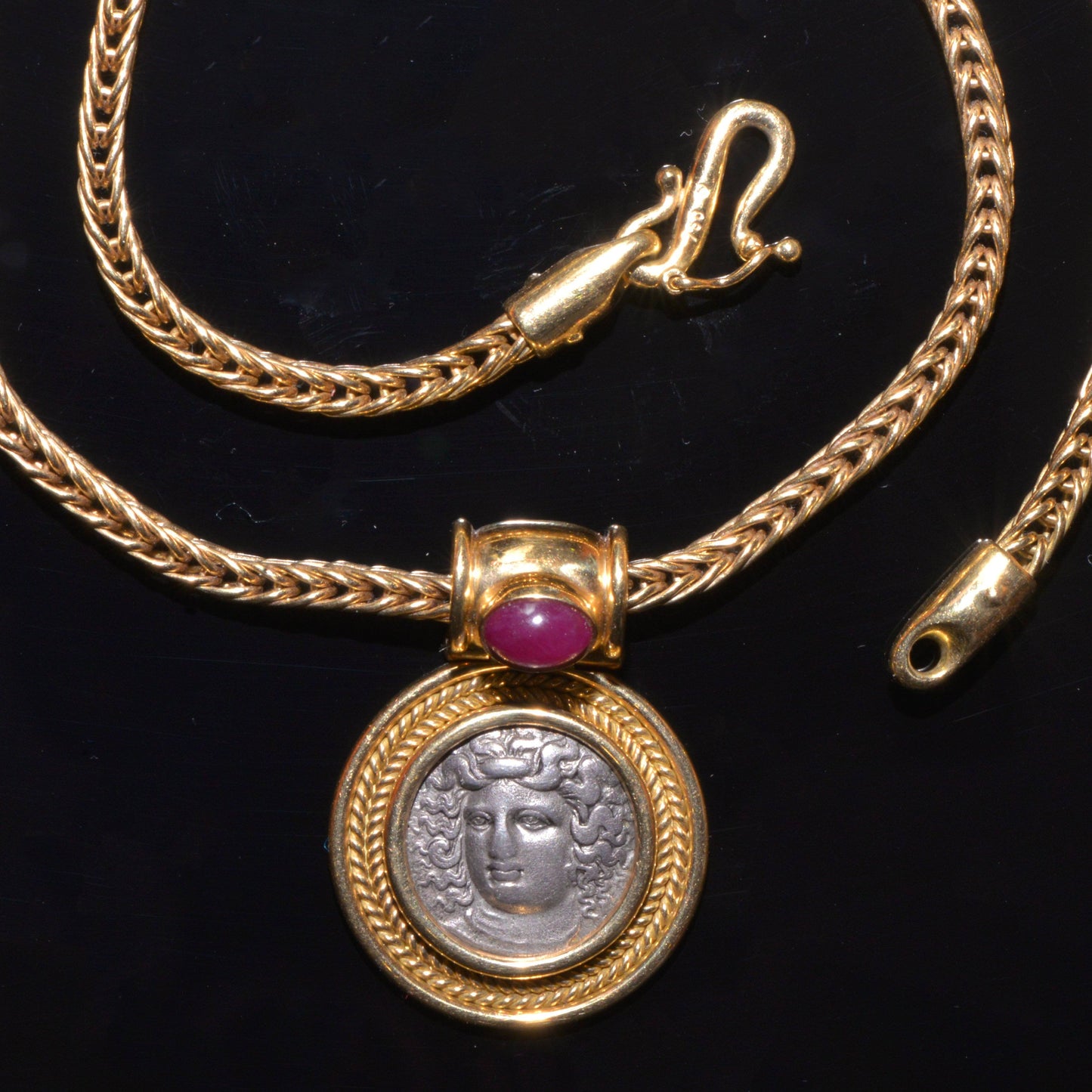 Eine griechische silberne Drachme von Larissa (ca. 356-342 v. Chr.) als Halskette