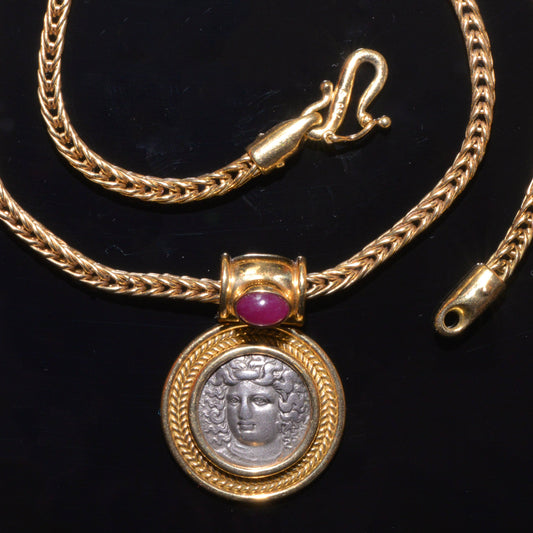 Eine griechische silberne Drachme von Larissa (ca. 356-342 v. Chr.) als Halskette