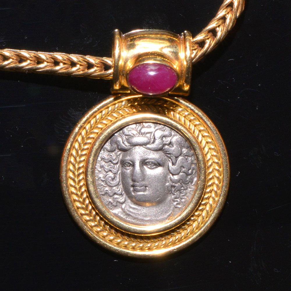 Eine griechische silberne Drachme von Larissa (ca. 356-342 v. Chr.) als Halskette