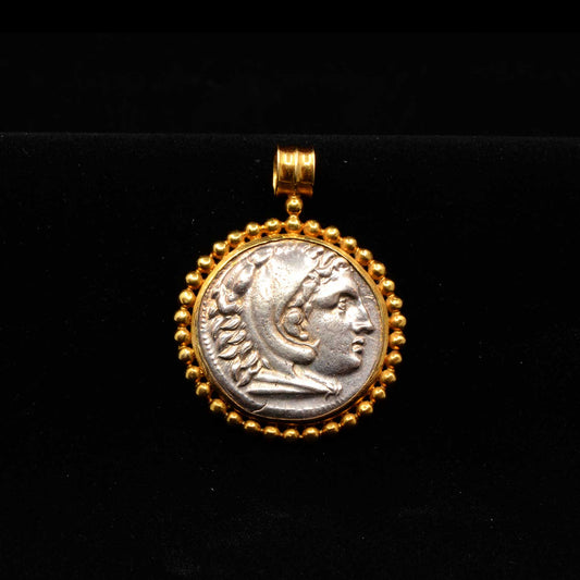 Eine silberne Tetradrachme Alexanders des Großen als Anhänger, ca. 336 - 323 v. Chr.
