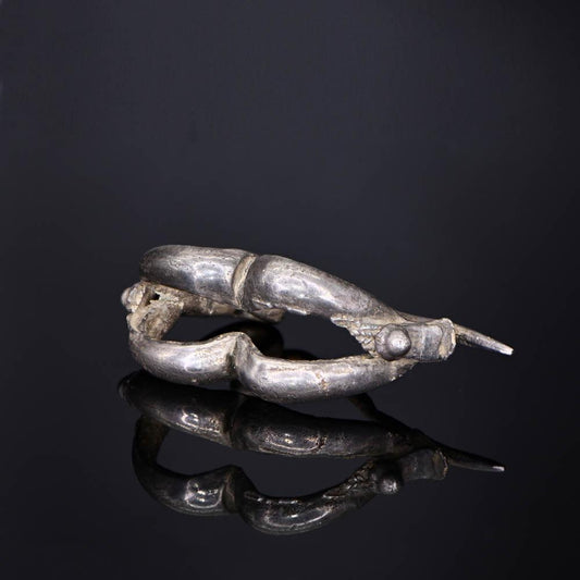 Eine griechische Silberfibel, klassische Periode, ca. 5. - 4. Jahrhundert v. Chr.