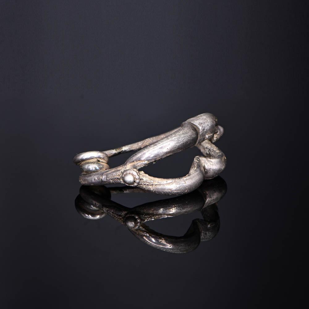 Eine griechische Silberfibel, klassische Periode, ca. 5. - 4. Jahrhundert v. Chr.