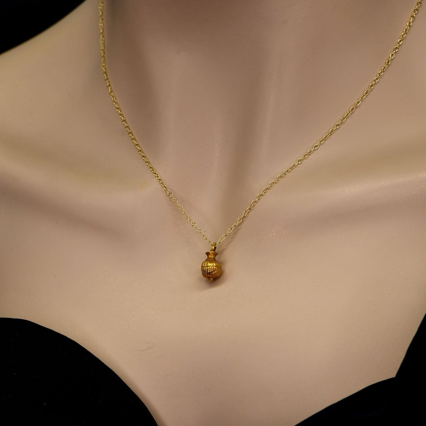 Ein griechischer goldener Vasenanhänger, hellenistische Periode, ca. 3. - 1. Jahrhundert v. Chr.