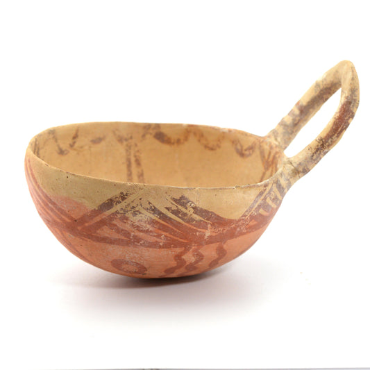 Eine zyprische Milchkanne aus weiß bemalter Keramik, Mittelzypriotisch II-III, ca. 1850-1650 v. Chr.