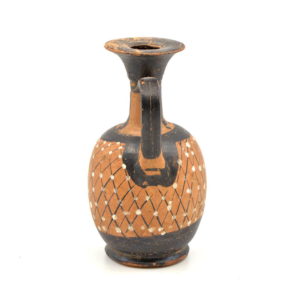 Eine griechische Terrakotta-Lekythos mit gedrungenem Netz, Apulien, ca. 3. Jahrhundert v. Chr.