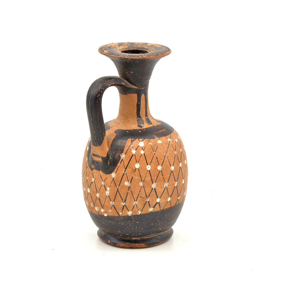 Eine griechische Terrakotta-Lekythos mit gedrungenem Netz, Apulien, ca. 3. Jahrhundert v. Chr.