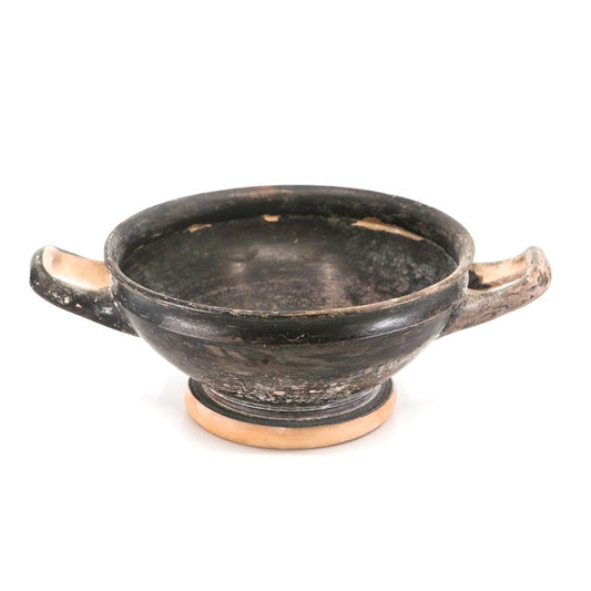 Eine attische, schwarz glasierte Kylix ohne Stiel, ca. 4. Jahrhundert v. Chr.