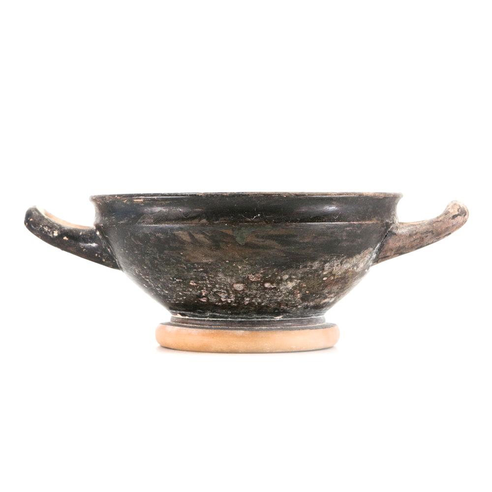 Eine attische, schwarz glasierte Kylix ohne Stiel, ca. 4. Jahrhundert v. Chr.