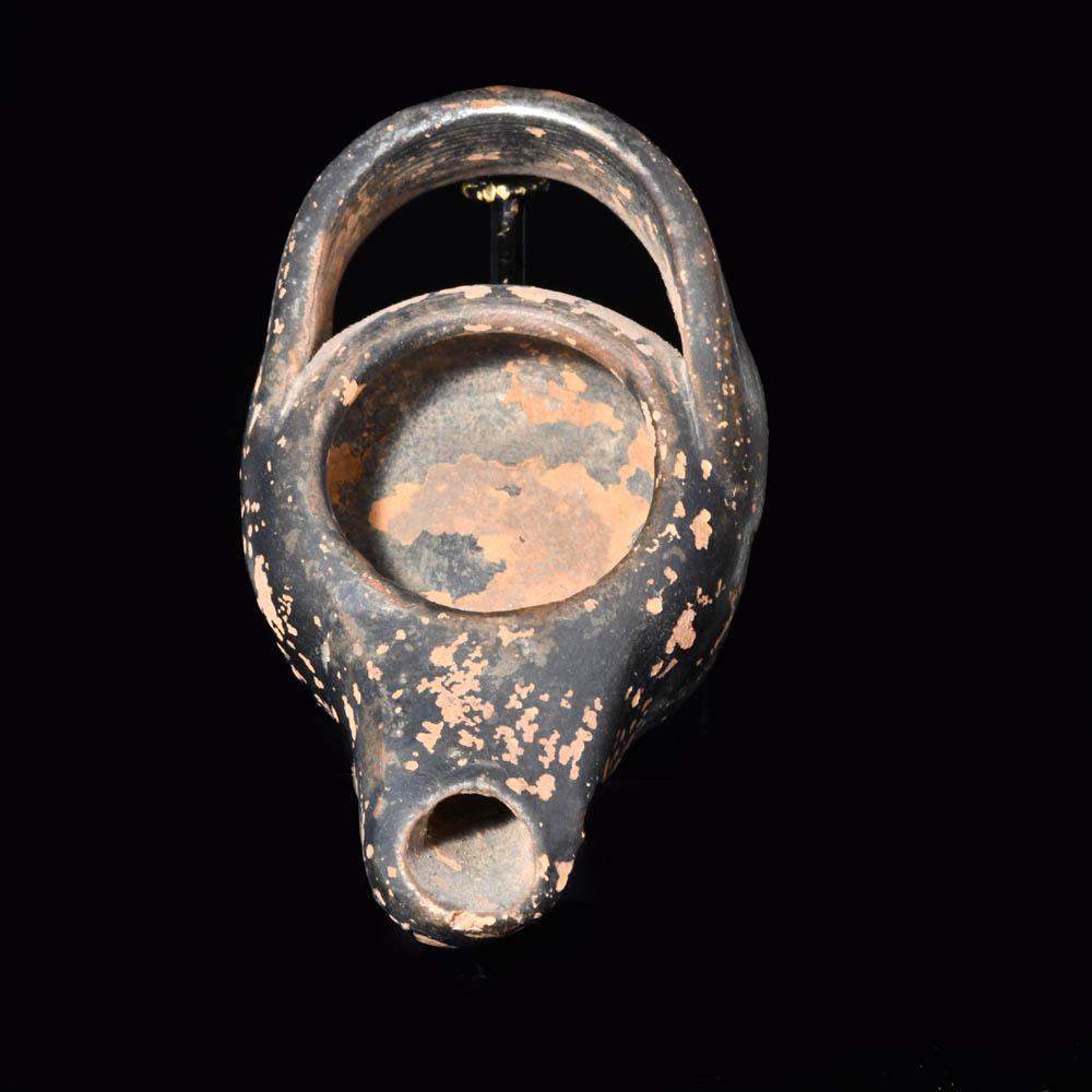 ایک اٹاری سیاہ گلیزڈ آئل لیمپ ، سی اے۔ 5 ویں صدی قبل مسیح