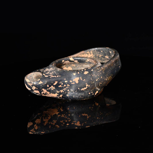 ایک اٹاری سیاہ گلیزڈ آئل لیمپ ، سی اے۔ 5 ویں صدی قبل مسیح