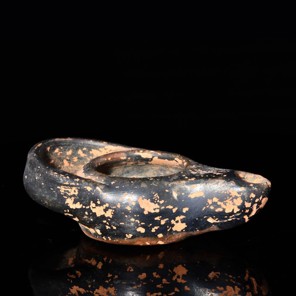 ایک اٹاری سیاہ گلیزڈ آئل لیمپ ، سی اے۔ 5 ویں صدی قبل مسیح