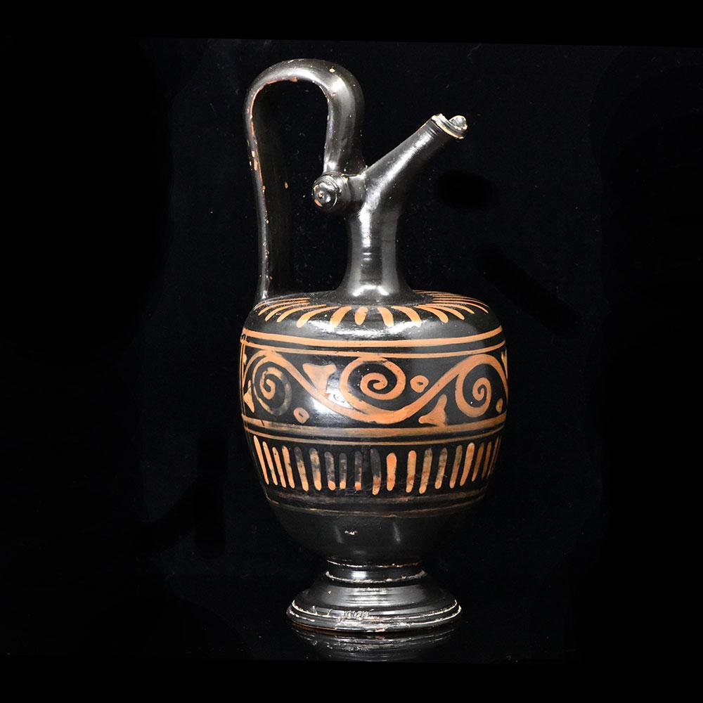 Eine rotfigurige Xenonware-Oinochoe, Magna Graecia, ca. spätes 4. Jahrhundert v. Chr.