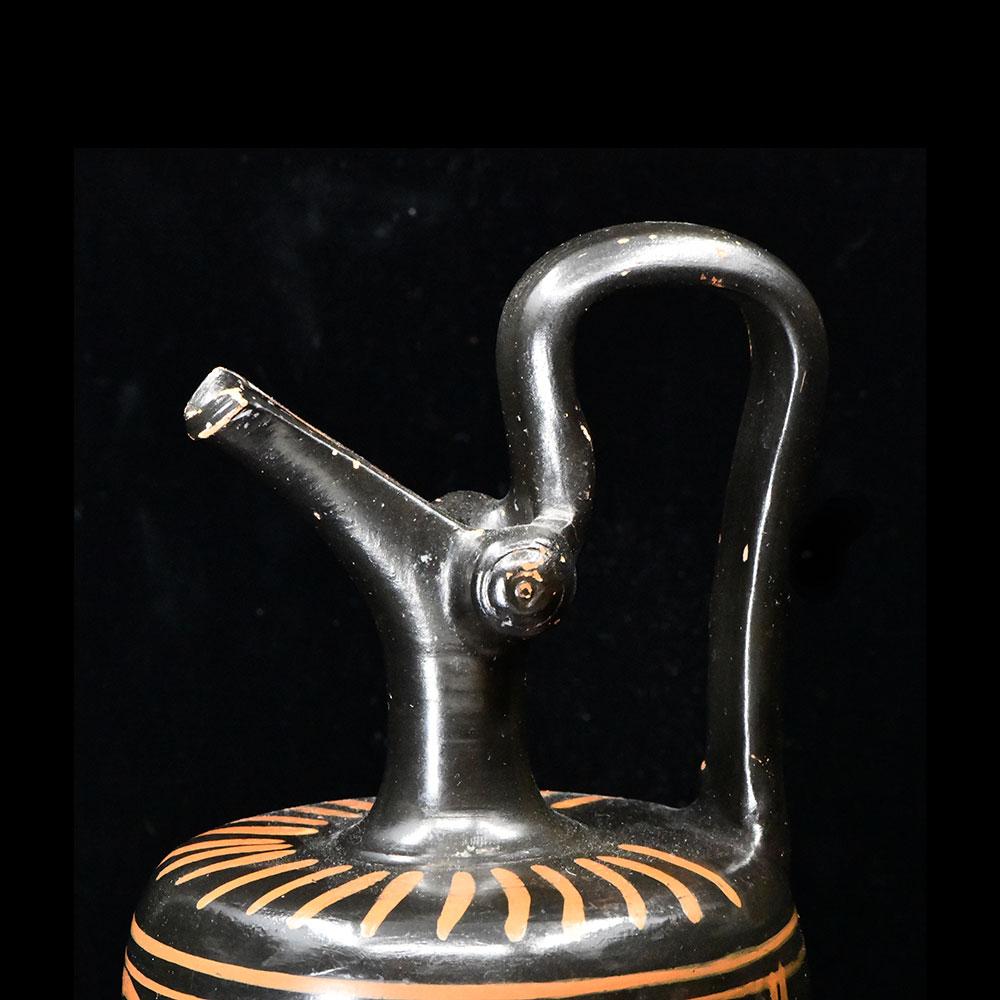 Eine rotfigurige Xenonware-Oinochoe, Magna Graecia, ca. spätes 4. Jahrhundert v. Chr.