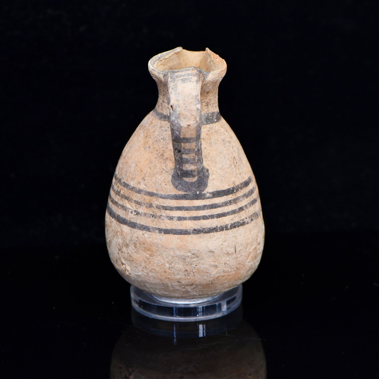 Ein kleiner zypro-phönizischer Krug aus schwarzer Keramik auf rotem Grund, Eisenzeit II AB, ca. 900 - 800 v. Chr.