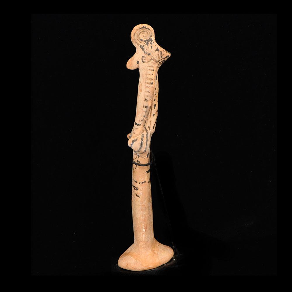 Eine böotische weibliche Terrakotta-Figur „Pappades“, archaische Periode, ca. 570 - 550 v. Chr.