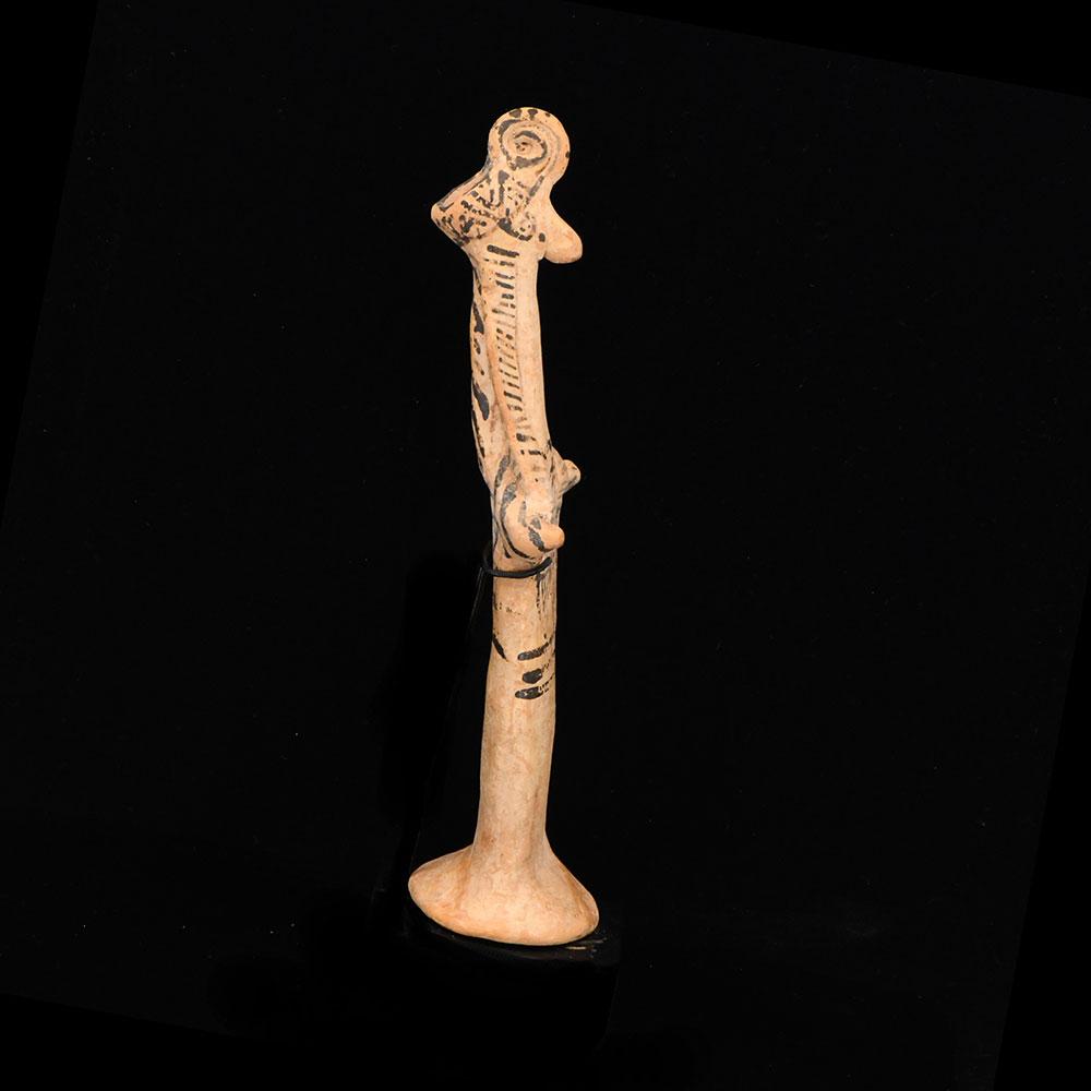 Eine böotische weibliche Terrakotta-Figur „Pappades“, archaische Periode, ca. 570 - 550 v. Chr.