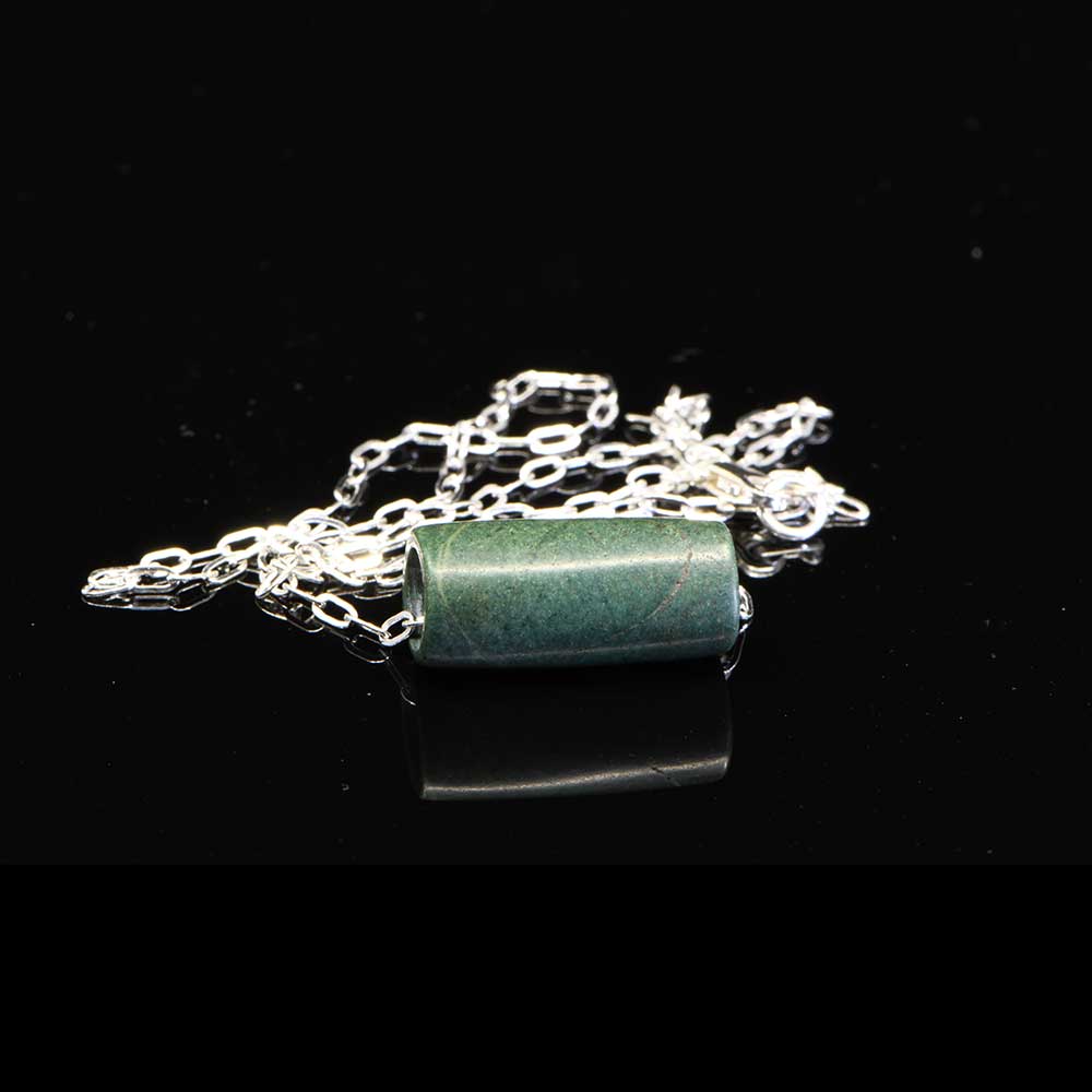 Ein präkolumbischer Jadeperlenanhänger, ca. 500 - 1000 n. Chr. 