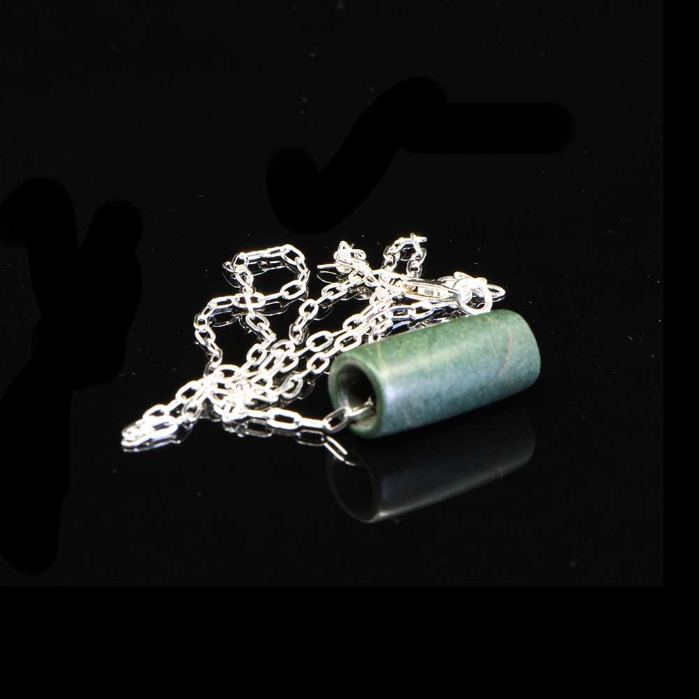 Ein präkolumbischer Jadeperlenanhänger, ca. 500 - 1000 n. Chr. 