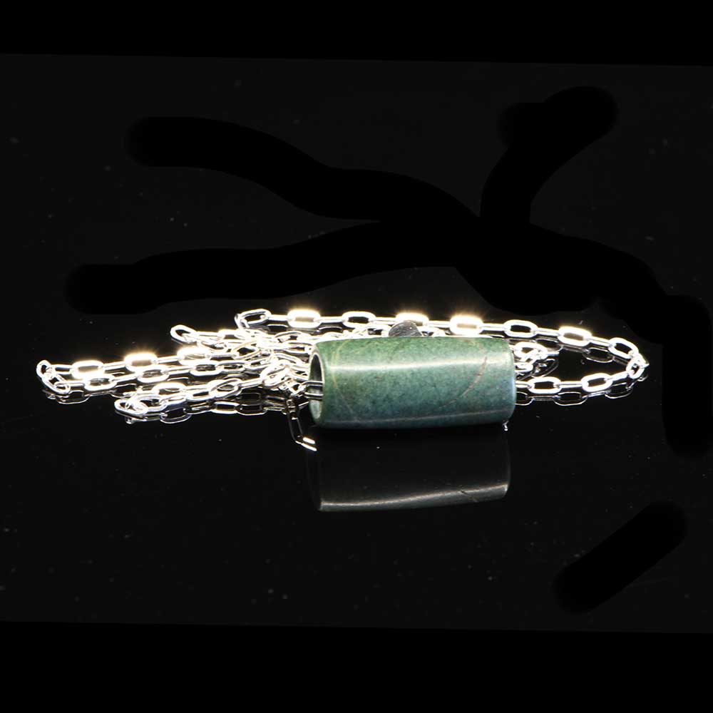 Ein präkolumbischer Jadeperlenanhänger, ca. 500 - 1000 n. Chr. 