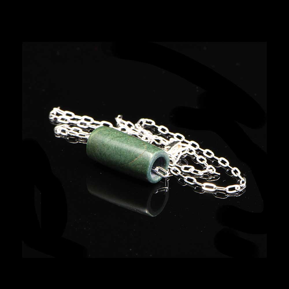 Ein präkolumbischer Jadeperlenanhänger, ca. 500 - 1000 n. Chr. 