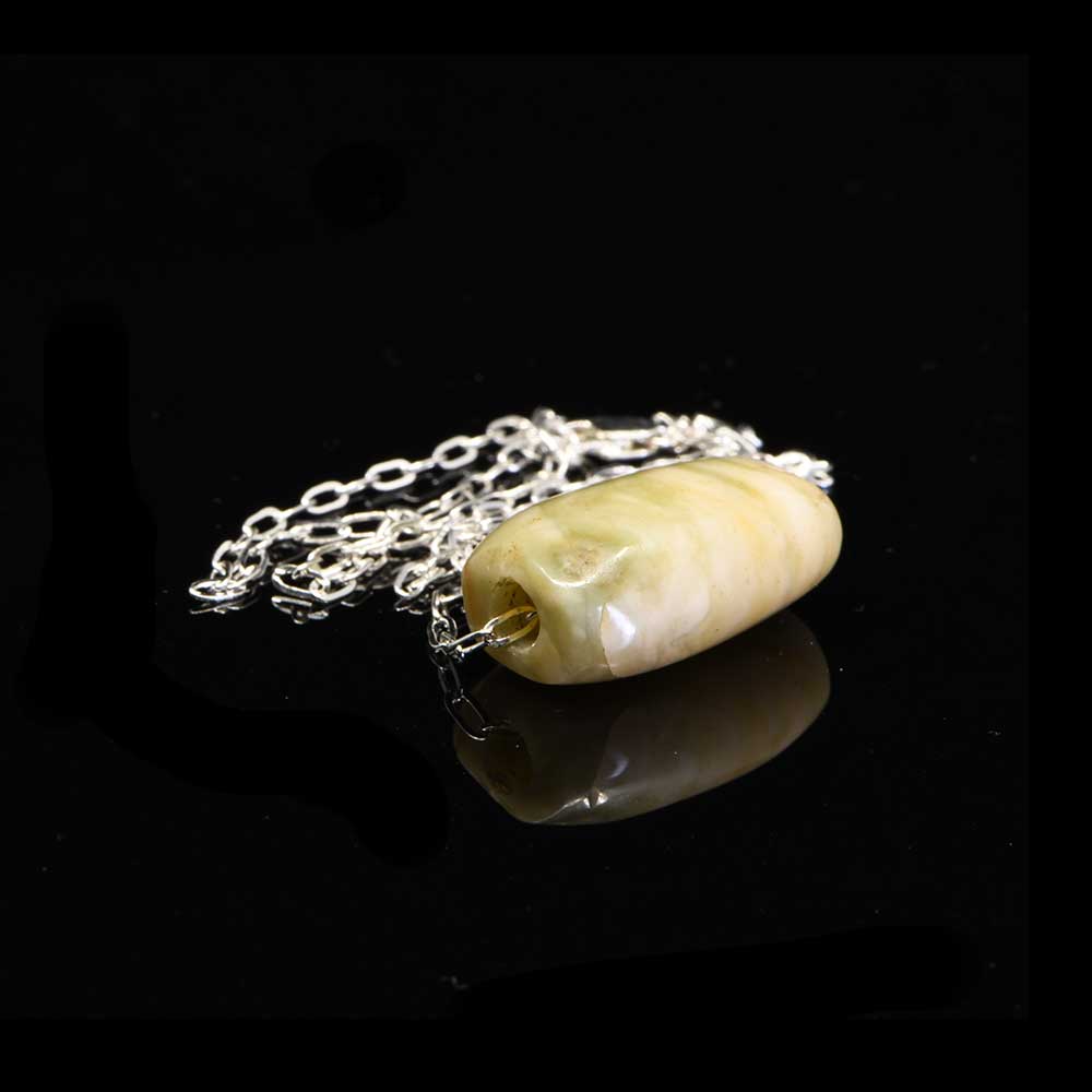 Ein präkolumbischer Jadeperlenanhänger, ca. 500 - 1000 n. Chr.