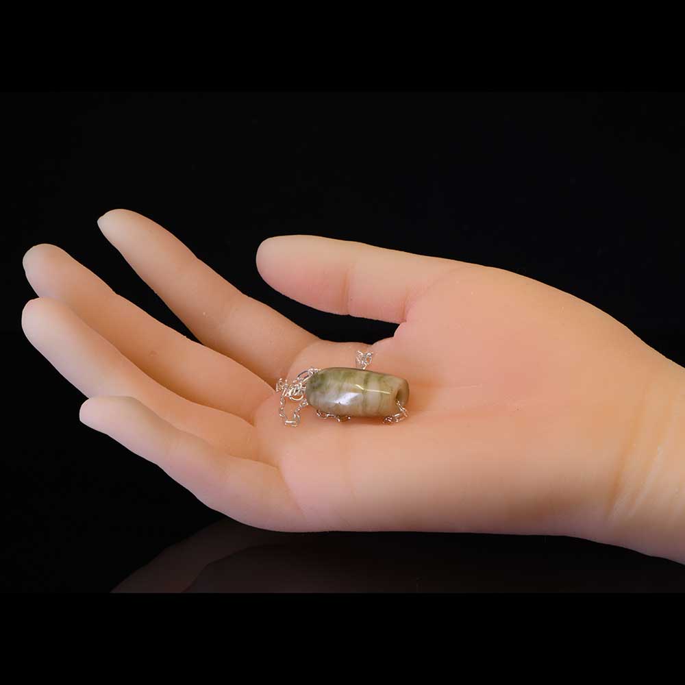 Ein präkolumbischer Jadeperlenanhänger, ca. 500 - 1000 n. Chr.