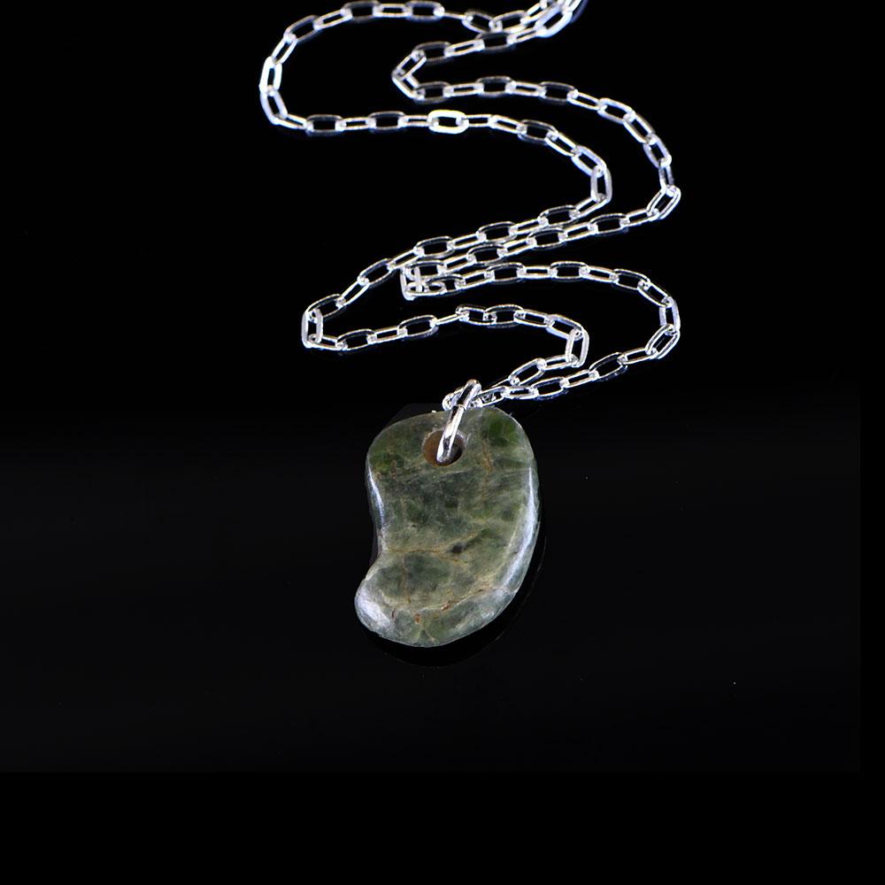 Ein präkolumbischer Jadeit-Klauenanhänger, ca. 500 - 1000 n. Chr.